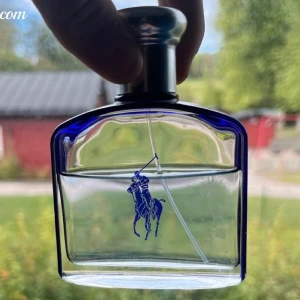Herrparfym - Ralph lauren ultra blue parfym 75 ml nu är det cirka 65 kvar. Den ger automatiskt komplimanger och är lätt min favoritparfym men tyvärr är min pappa parfymallergiker så måste sälja