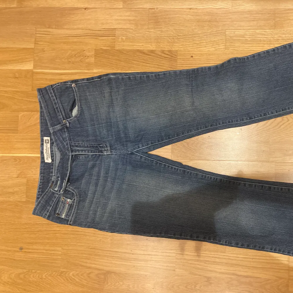 Bootcut jeans midjemått 97 cm och innerbenslängd 76 cm, jätte bra skick. Många intresserade så startat budgivning (Buda minst 10 kr mellan varje nytt bud!). Jeans & Byxor.