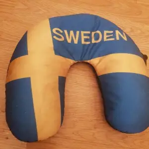 Säljer ett ryggstöd med den svenska flaggan på. Den har knappt använts av mig förutom ett par tillfällen. Den är i perfekt skick och säljs billigt.
