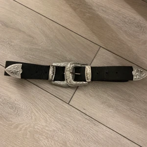 Bälte - Jättefint bälte, lite y2k känsla. Fick den ifrån min mamma och den finns inte kvar på Ginatricot. Aldrig använd, nyskick. Classy och fint bälte:)