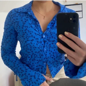 Topp från Zara - Blus från zara i bra skick i storlek M, dock är den ganska liten i storleken💞