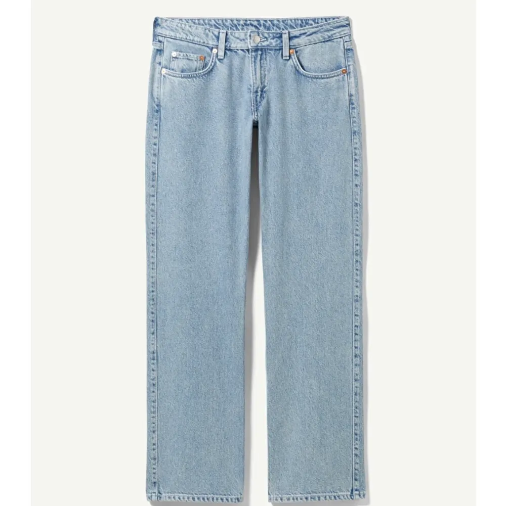 Säljer dessa arrow low jeans från weekday i färgen summer blue. Säljs pågrund av att de är för små, de är nyskick då jag bara använt de 1 gång! Kom privat för frågor och fler bilder på plagget💗köparen står för frakten!. Jeans & Byxor.