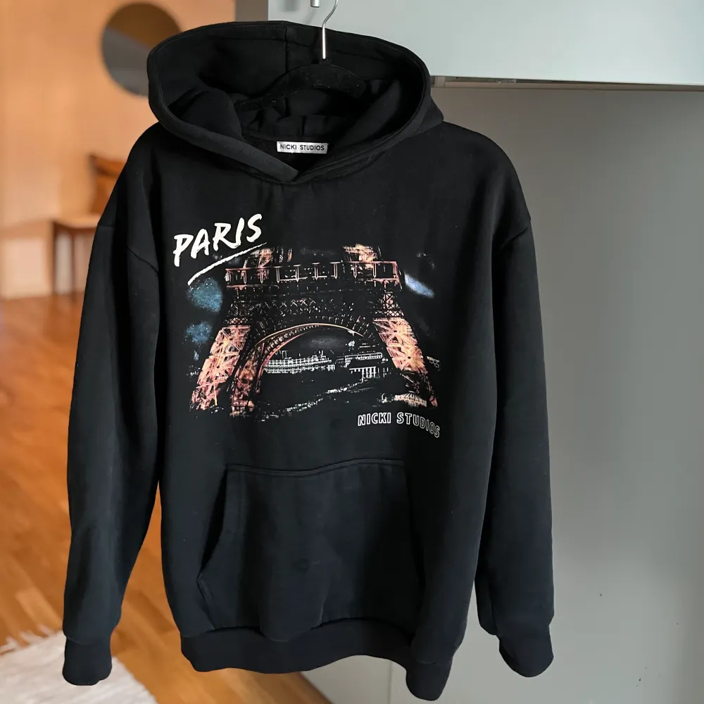Svart Paris hoodie från Nicki Studios, . Hoodies.