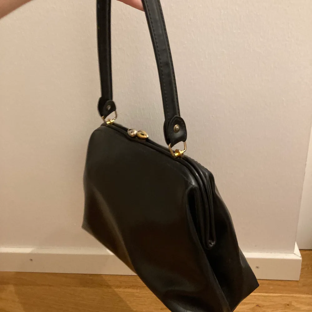 En rymlig svart handväska, min mammas gamla.. Väskor.