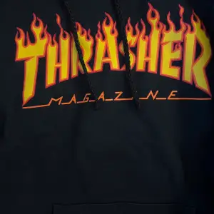 Äkta Thrasher hoodie i bra skick! Har luva och är både cool och skön🔥🔥