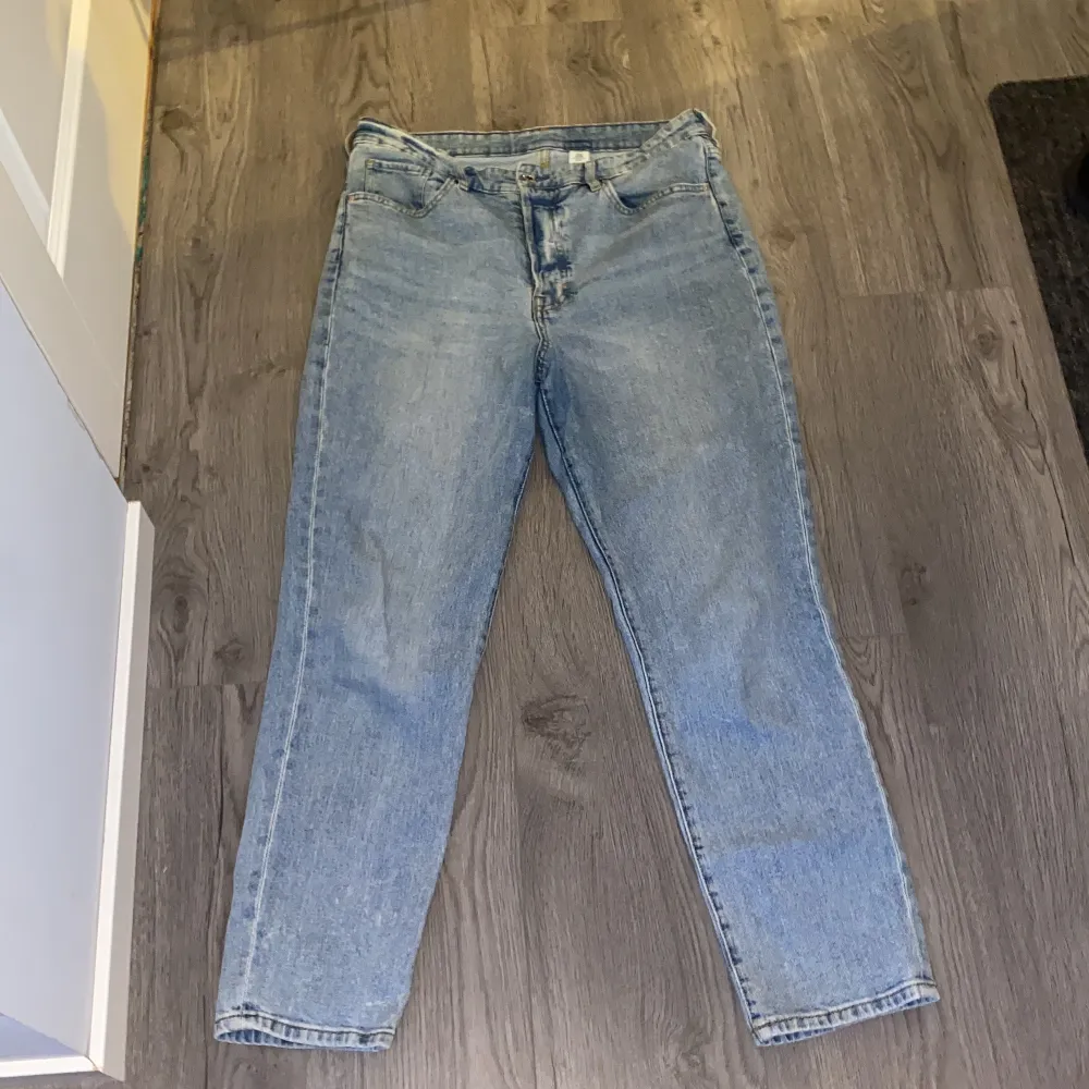 Väldigt fina jeans, storlek 42 men dem blir uttöjda i midjan, så mer som storlek 40. Köpta på cubus. . Jeans & Byxor.