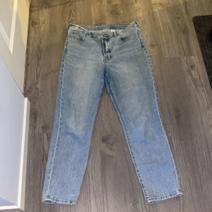 Mom Jeans ultra high waist. Storlek 42 - Väldigt fina jeans, storlek 42 men dem blir uttöjda i midjan, så mer som storlek 40. Köpta på cubus. 