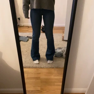 Jeans - Säljer mina jeans från Nelly, endast använda en gång så i nytt skick! Säljer eftersom de inte kommer till användning. Tveka inte att kontakta mig för frågor eller fler bilder💕