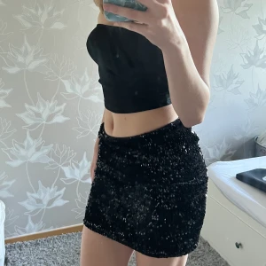 Kjol strl. S - Svart glittrig kjol, perfekt till utgång/fest! Tajt passform och i väldigt bra skick💓💓