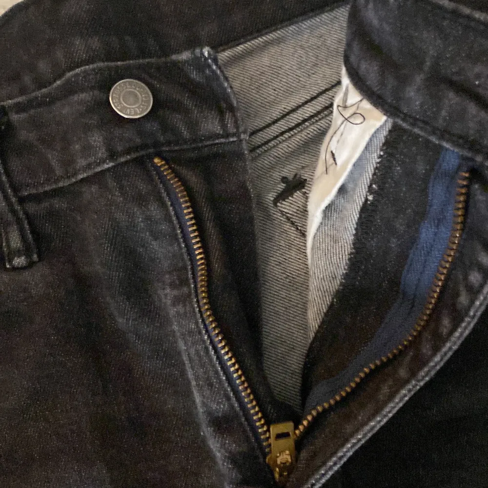 Jeans i använt skick, finns inga skador eller slitage. Svarta jeans som blivit lite ljusare efter  tvätt. Bra passform. Tyvärr är dom för korta för mig.. Jeans & Byxor.