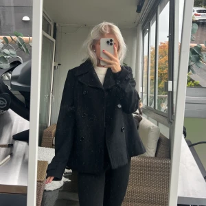 Skepparkavaj/kort kappa - Superfin svart kort kappa/skepparkavaj från H&M i storlek 38 , men passar mig hur bra som helst som vanligtvis har storlek XS. I fint skick.