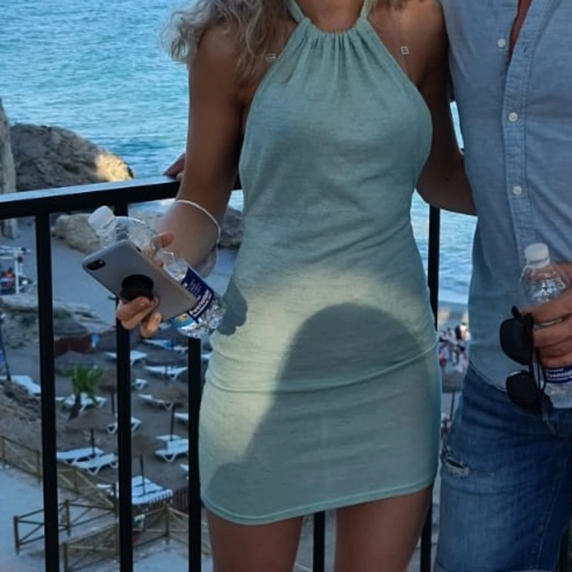 Halterneck klänning med öppen rygg