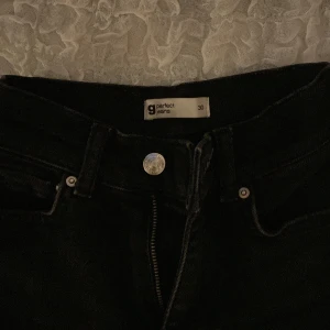 Gina tricot jeans!! - Svarta Gina jeans i petite!!💕 Jeansen är knappt använda. Lite korta på mig som är 161! Har ingen bild på men vill man ha det så får man skriva! Nypris: 499kr❤️‍🔥