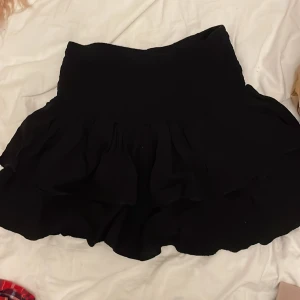 Volangkjol - Säljer denna volangkjol som är förliten. OBS frakten beror på vad paketet väger