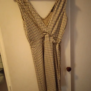 Rutig snygg klänning  - Klassisk sexigt stilig klänning ;) i nyskick. Med snygg uringning  Går läöver knäna 