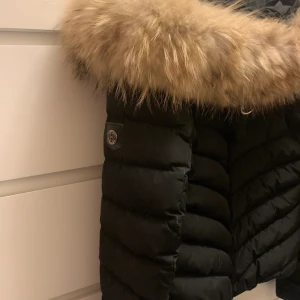 päls jacka - säljer denna hollies jacka i bra skick strlk 36. pälsen är jätte fin.