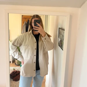 Beige överskjorta - Snygg oversized beige jacka/överskjorta från Gina Tricot strl xs/s. Jättebra skick. Köpare står för frakt ☺️
