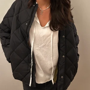 🖤Helt ny jacka 🖤 - Helt ny svart jacka. Den är jätte skön och perfekt till hösten och vintern med tröja. Den passar till allt!!