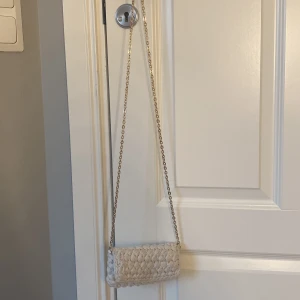 Väska - Här säljer jag en handväska vit med guldig kedja!💕 köpte på H&M för 199!😍sänk priset om du tycker det är för dyrt!