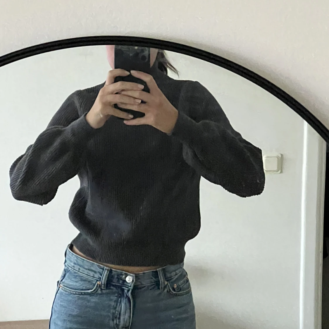 Ribbstickad grå polotröja