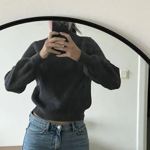 Ribbstickad grå polotröja - Ribbstickad grå polotröja från zara. Modellen är något kortare vilket gör att den sitter sjukt smickrande. Tröjan är i bra skick då den inte kommit till användning. Skulle säga att den är liten i storleken. 