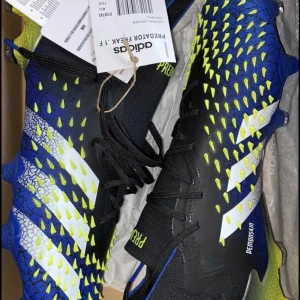 Fotbollsskor  - Helt oanvända fotbollsskor eftersom de är fel storlek för mig. Ligger i kartongen och har lappen kvar.  Adidas predator freak. Ordinarie pris 2000kr