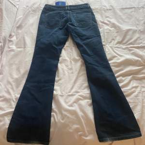 Mörkblå jeans från Stockh lm som va för stora på mig i midjan och i längden så har aldrig använt dem😁tror de skulle passa ngn som normalt har 29 i midjan! 