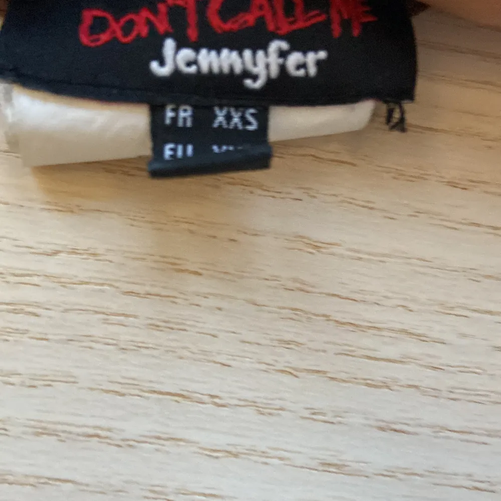 Väldigt fin långärmad tröja från det franska märket Jennyfer, i storlek XS❤️ PERFEKT FÖR EN FEST!!  Använd max 2 gånger, säljer den pga att jag har en väldigt lik, så den kommer inte riktigt till användning . Toppar.