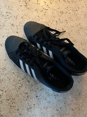 Adids skor  - Adidsskor, storlek 37-37,5   Använd fåtal gånger.   Säljer dom pga av att dom är försmå för mig.   Tar emot Swish och kan posta.   Frakt står köpare för själv 