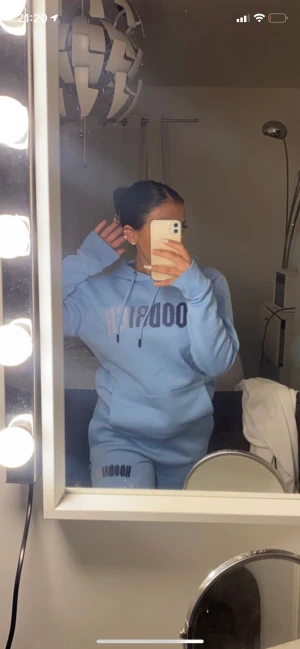 Ny hoodrich dress - Säljer en hoodrich dress den är använd maxx 2-3 gånger och tvättad en gång kvitto finns byxa i S och tröja xs den passar tjejer o killar priset går o diskutera vid snabb affär mötas i gbg eller fraktar ❤️