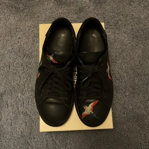 Axel Arigato skor stl.39 - Säljer mina skor som är fint skick, 9/10. Sparsamt använda. Stl. 39 men stora i storleken. Kan skickas.