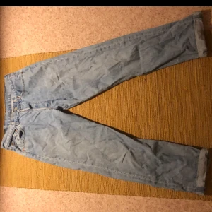 Levis jeans 501 ljus tvätt - Lite smalare passform kan skicka mer bilder på förfrågan 