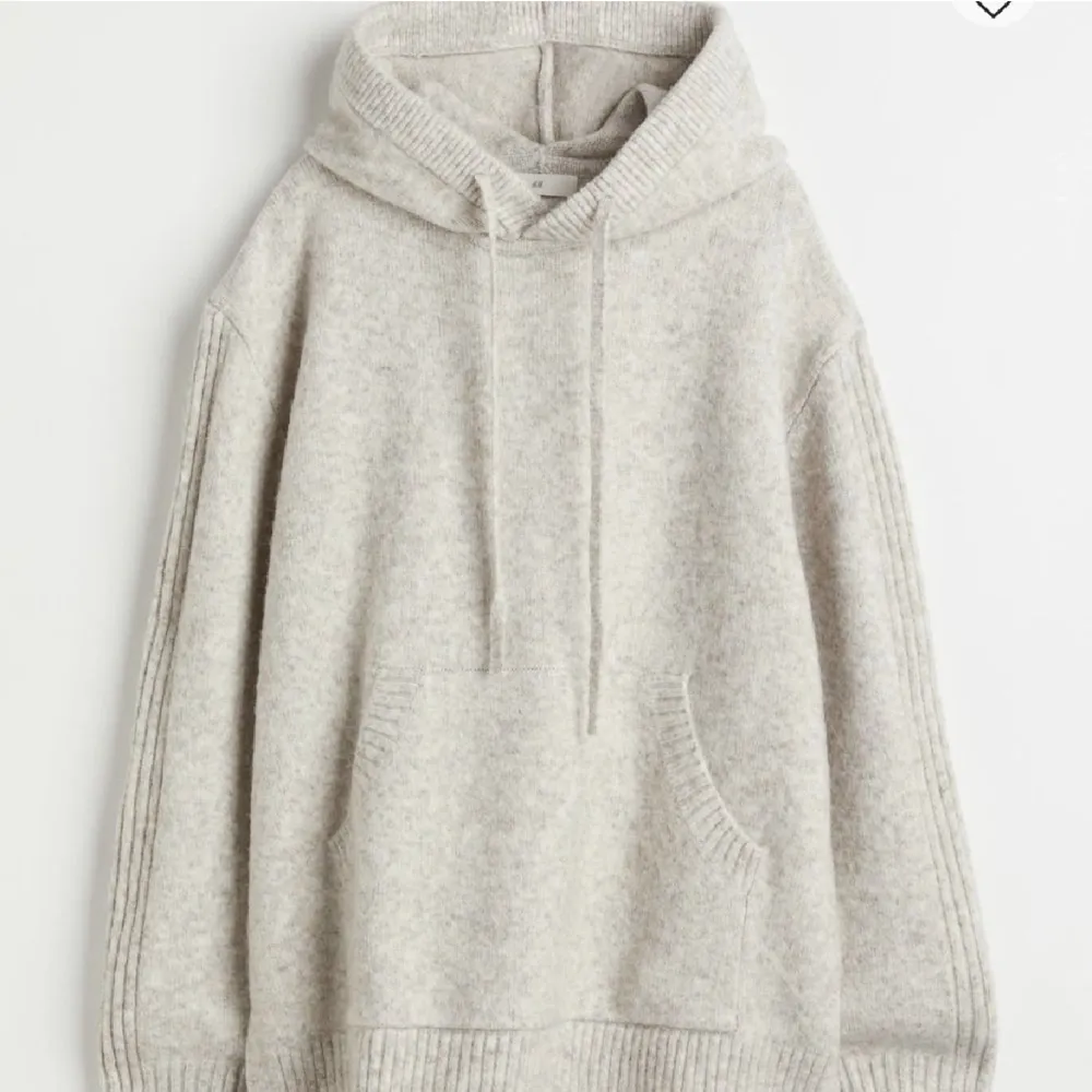 Superfin stickad hoodie från H&M som inte finns att köpa längre. Kom privat för egna bilder❤️. Stickat.