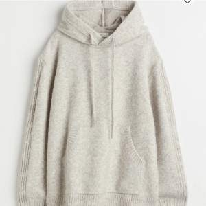 Superfin stickad hoodie från H&M som inte finns att köpa längre. Kom privat för egna bilder❤️