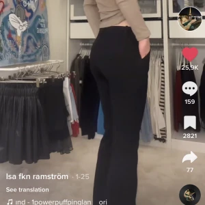 Lågmidjade kostymbyxor - Skit snygga lågmidjade svarta kostymbyxor som tyvärr är för korta för mig. Aldrig använda, prislappen finns kvar. Lånade bilder!