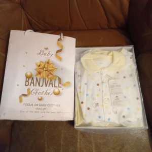 Babyset stl 62/68 . Gult och vitt. - Helt nytt babyset stl 62 /68 många olika delar tröja,byxor,trosa ,sko ,haklappar mm. Ligger i sin förpackning .hämtas i Skene alt skickas o köpare betalar frakten o Swishbetalning tillämpas alt kontant betalning .