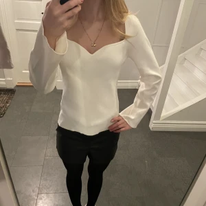 Jätte fin splitter ny neo noir tröja - Helt ny oanvänd neo noir tröja, säljer för är ibte riktigt säker att den kommer komma till användning köpt för 749kr