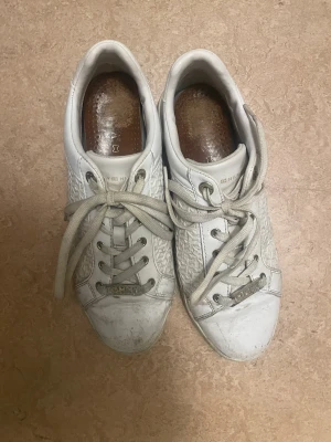 Tommy hilfiger sneakers  - Väl använda Tommy hilfiger sneakers. Supersköna och fina. 