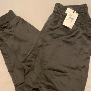 Byxor bikbok - Glansiga byxor frå.än bikbok. Storlek M köpta för 299:- aldrig använt säljes för 50 kr