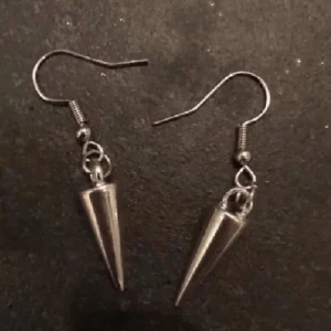 Nit Örhängen  - Jättefina nitörhängen💕(man kan välja mellan fraktoptionerna nedan 29/59kr eller så kan man välja icke sårbar frakt vilket kostar 15kr)