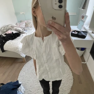 Zara blus - Superfin blus från Zara❤️ Inte säker på om jag vill sälja men lägger ut ändå🥰 Storlek 164/xs och den är slutsåld överallt🫶🏼