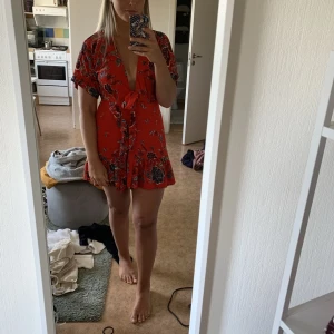 Perfekta sommarklännigen - Det svider att behöva sälja denna pärla som jag köpt i Australien ❤️ Det är en favoritklänning som tyvärr blivit för liten.  Alltid fått beröm i klänningen och den faller så fint! Nypris 600kr.