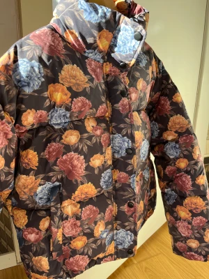 Jacka  - Jacka från Na-kd. Använd två gånger. Fodrad och croppad i modellen. Köpt för 769kr på deras hemsida. Fint mönster med blommor.