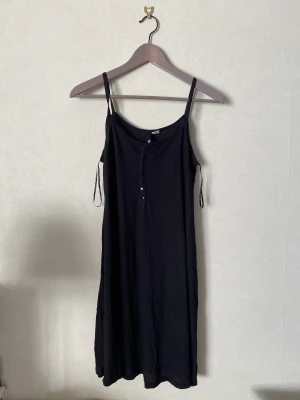 Klänning Strl. 36 från H&M - I fint skick. Mjuk.
