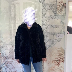 Kappa, svart - Svart lurvig kappa.  Storlek Xs men passar även mig som har M. 