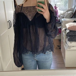 Svart snygg tröja  - Jag säljer den här svarta genomskinliga tröjan, jag köpte den på beyond retro för 450 kr och säljer den för minst 250. Den är nästan helt oanvänd och har inga skador mm. Skriv om ni har några frågor. 
