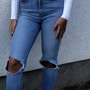 Blå jeans  - LEAH jeans från gina Tricot. Jag är 165cm. Frakt ingår