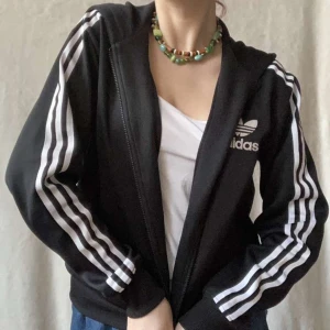 Adidas kofta - Såååå snygg och varm adidas kofta. Tyvärr kommer den inte till användning, men den är i toppen skick och mysig! ☀️