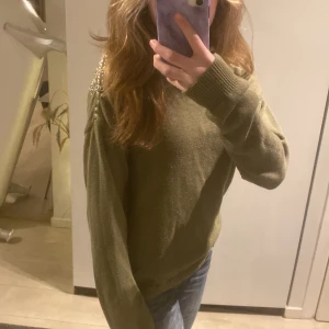 Grön tröja - En fin grön tröja med små stjärnor på axlarna. Har aldrig använt den❤️