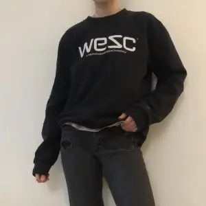 Säljer min snygga sweater från märket WEZC. Lagom tjock i materialet.